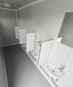 Sanitärcontainer 4×2 m RAL7016 – 4 WC-Kabinen & 4 Pissoirs – Bild 8