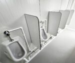 Sanitärcontainer 4×2 m RAL7016 – 4 WC-Kabinen & 4 Pissoirs – Bild 9