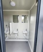 Sanitärcontainer 4×2 m RAL7016 – 4 WC-Kabinen & 4 Pissoirs – Bild 6