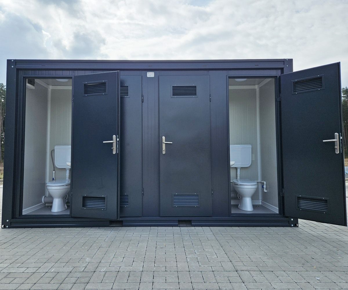 Sanitaercontainer-4x2m-RAL7016-WC-Kabinen-voll-ausgestattet_1920x1920 Sanitärcontainer 4×2 m RAL7016 – 4 WC-Kabinen & 4 Pissoirs – Bild 1