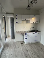 Großer Bürocontainer 8,0×3,0m mit Duschkabine und Küchenmöbeln – Bild 5