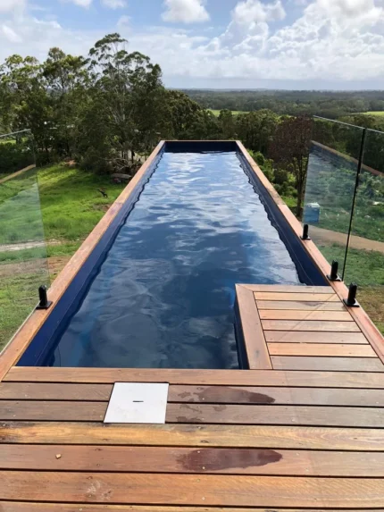 Containerpool 12 m – Mit Strandbereich aus Exotenholz