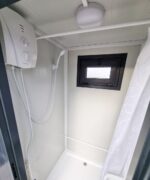Duschcontainer – Sanitärcontainer als Doppelkabine mit zwei Duschen – RAL 7016 Anthrazit – Bild 3