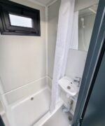Duschcontainer – Sanitärcontainer als Doppelkabine mit zwei Duschen – RAL 7016 Anthrazit – Bild 4