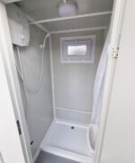 Duschcontainer – Sanitärcontainer als Doppelkabine mit zwei Duschen – RAL9002 weiß – Bild 3