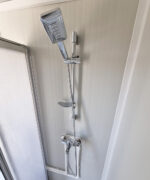 Großer Sanitärcontainer mit WC, Dusche und Warmwasser – RAL 9002 Weiß – Bild 6