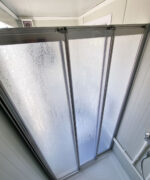 Großer Sanitärcontainer mit WC, Dusche und Warmwasser – RAL 9002 Weiß – Bild 7