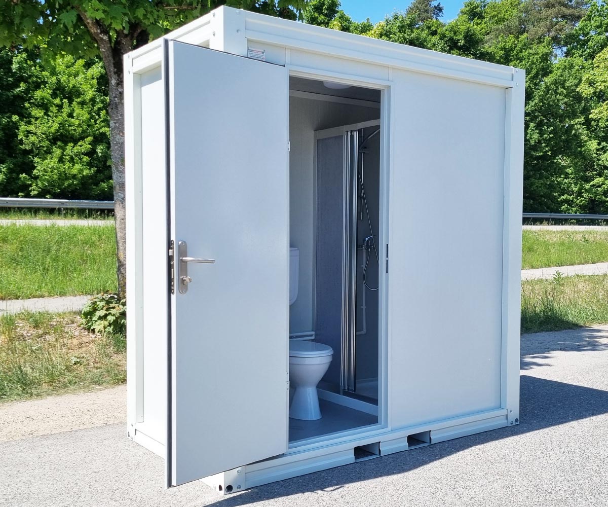 grosser_sanitaercontainer_ral9002_tuer Großer Sanitärcontainer mit WC, Dusche und Warmwasser – RAL 9002 Weiß – Bild 1