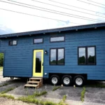Tiny House mit Schlafzimmer und Dachboden im Erdgeschoss