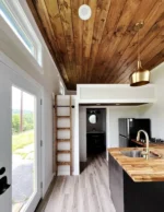 Tiny House mit Schlafzimmer und Dachboden im Erdgeschoss – Bild 13