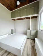 Tiny House mit Schlafzimmer und Dachboden im Erdgeschoss – Bild 11
