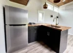 Tiny House mit Schlafzimmer und Dachboden im Erdgeschoss – Bild 10