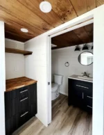Tiny House mit Schlafzimmer und Dachboden im Erdgeschoss – Bild 8