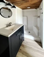 Tiny House mit Schlafzimmer und Dachboden im Erdgeschoss – Bild 5