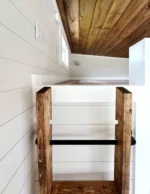 Tiny House mit Schlafzimmer und Dachboden im Erdgeschoss – Bild 3
