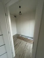 Großer Bürocontainer 8,0×3,0m mit Duschkabine und Küchenmöbeln – Bild 8