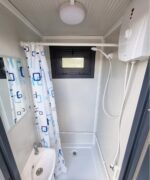 Sanitärcontainer mit Dusche, WC und Pissoir – RAL 7016 Anthrazitgrau – Bild 4