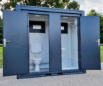 Sanitärcontainer mit Dusche, WC und Pissoir – RAL 7016 Anthrazitgrau – Bild 7