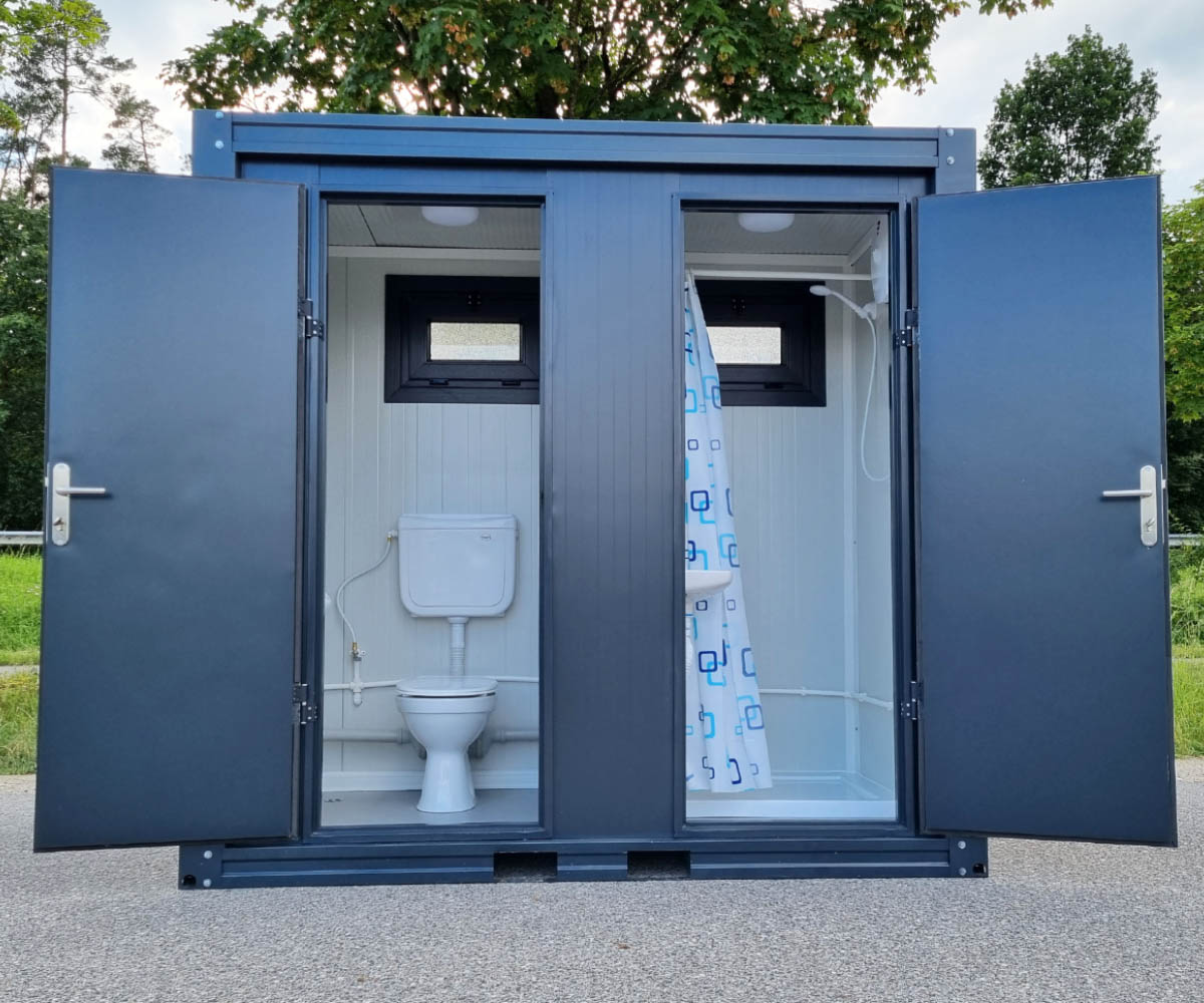 sanit-rcontainer_vollansicht_1280x1280 Sanitärcontainer mit Dusche, WC und Pissoir – RAL 7016 Anthrazitgrau – Bild 1
