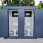 WC Sanitärcontainer mit Doppelkabine – für Mann und Frau – Anthrazit (RAL 7016)