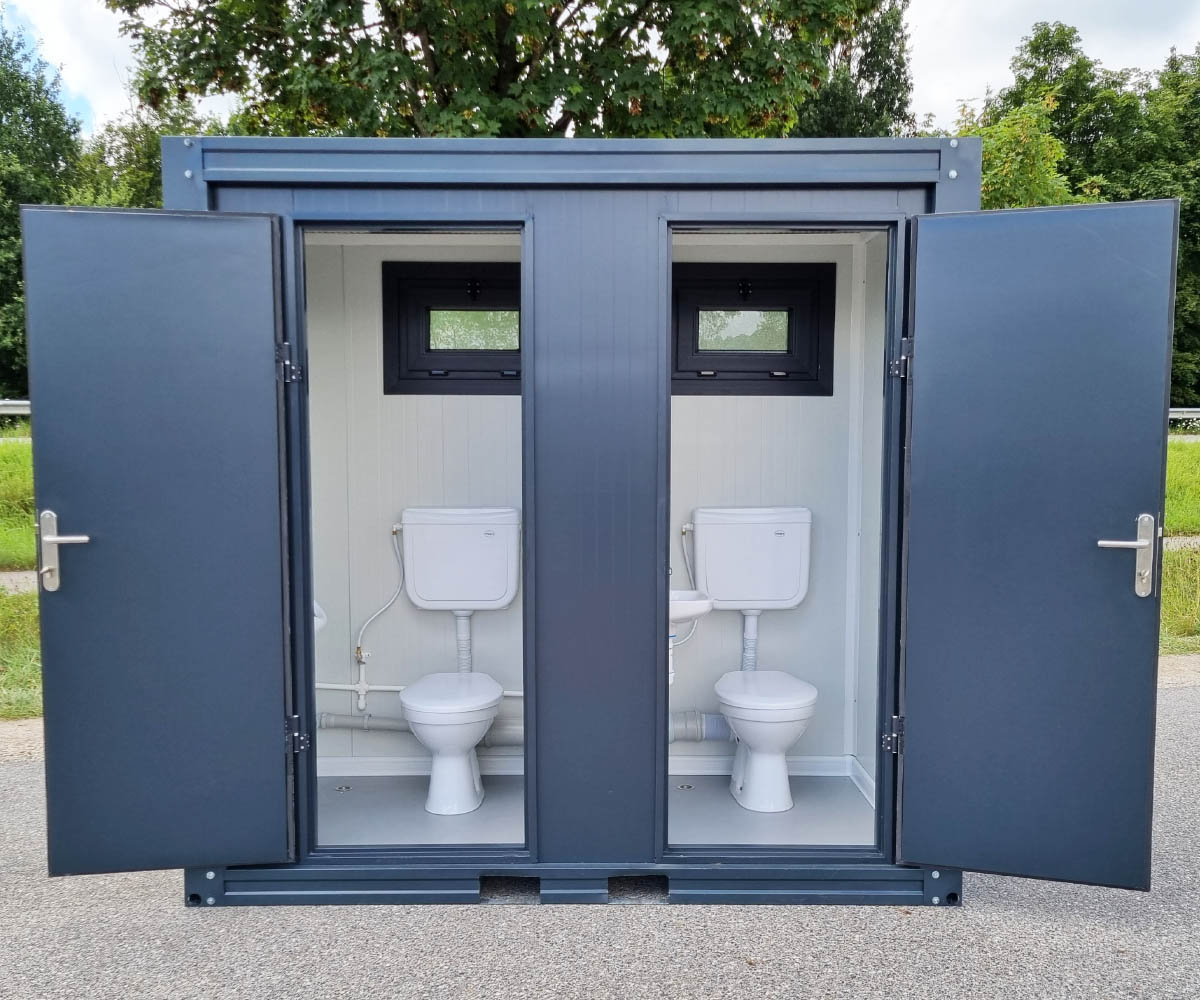 sanitaercontainer_geoeffnethnnykxxzdfeo3 WC Sanitärcontainer mit Doppelkabine – für Mann und Frau – Anthrazit (RAL 7016) – Bild 1