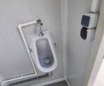 Sanitärcontainer RAL 9002 – Klo, Pissoir, Waschbecken mit Warmwasser – Bild 4